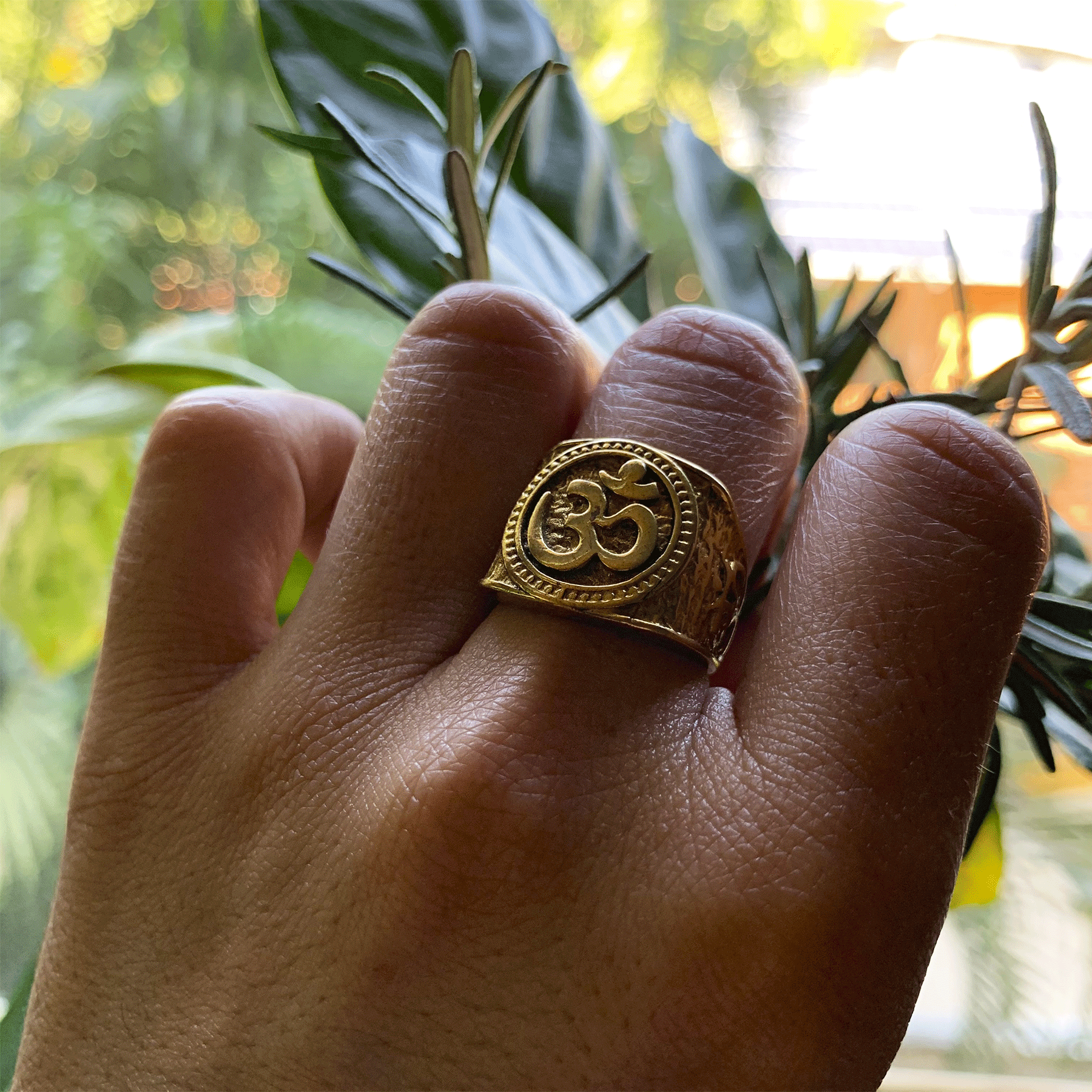 ANILLO OM DORADO