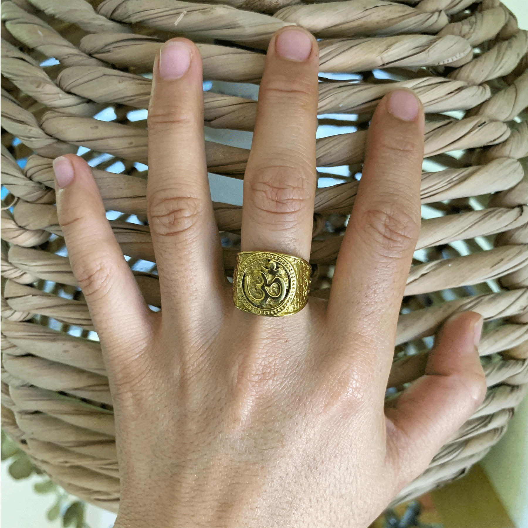 ANILLO OM DORADO